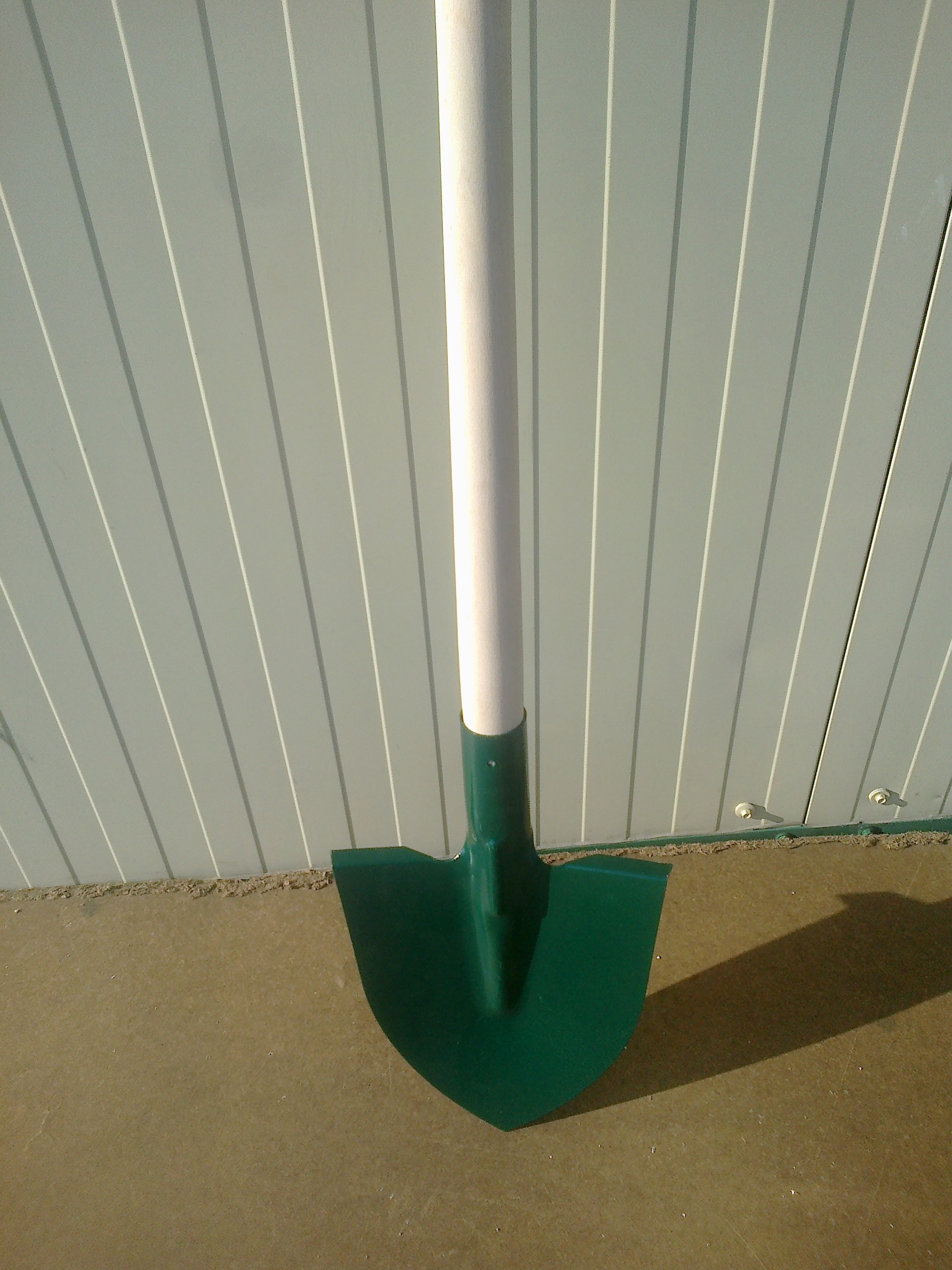 Digging plate with wooden handle